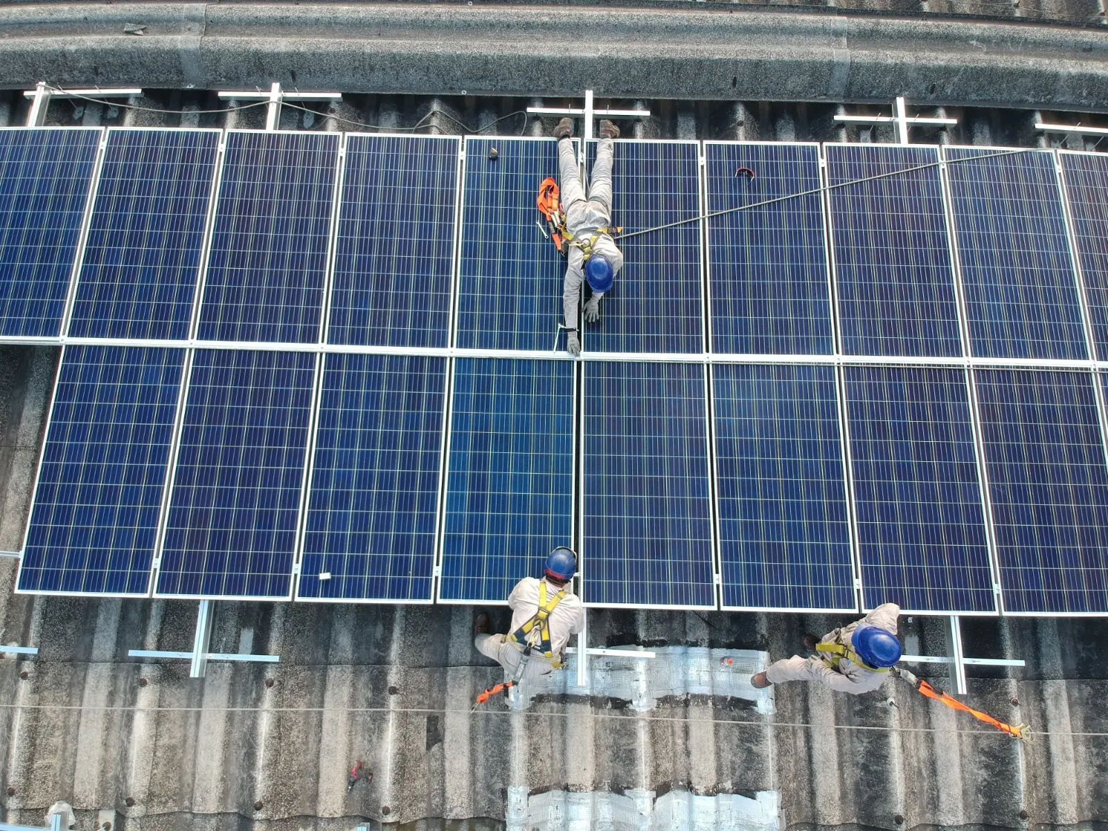 Cuadrilla instalando módulos solares
