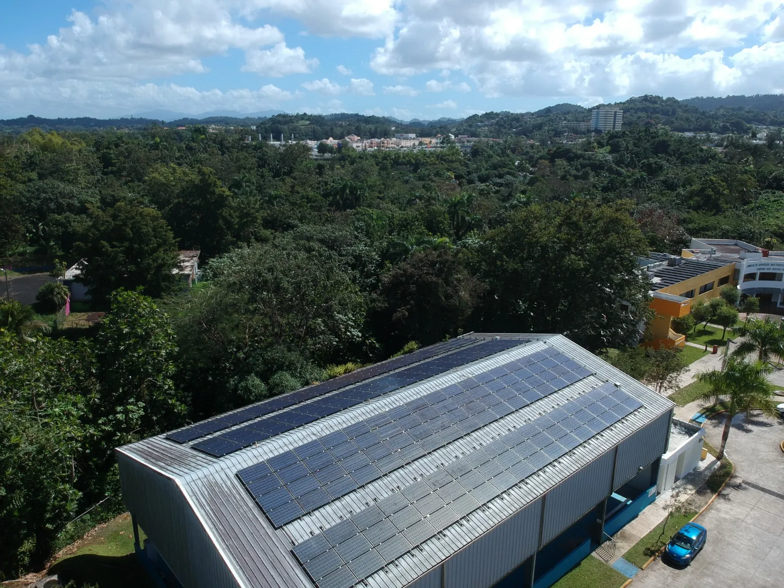 Edificio institucional con módulos solares en techo