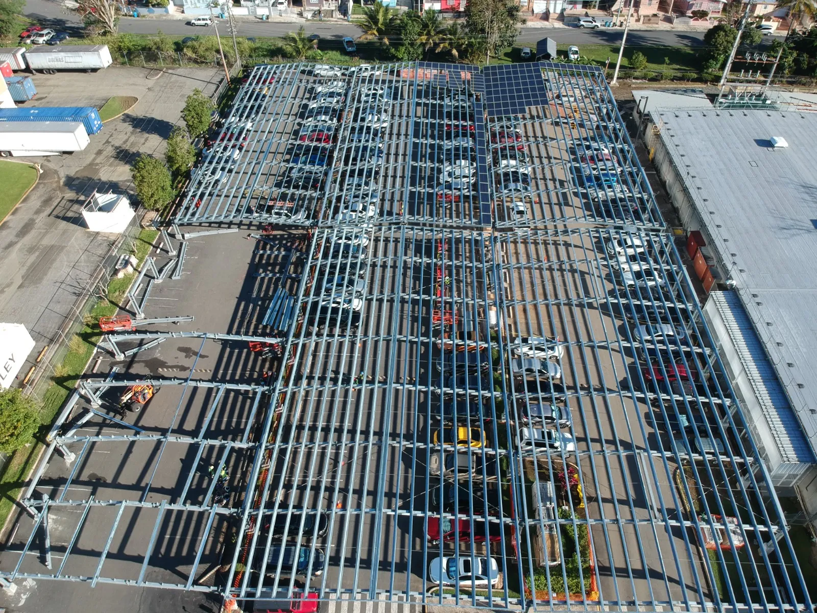 Durante: estructura de acero en construcción