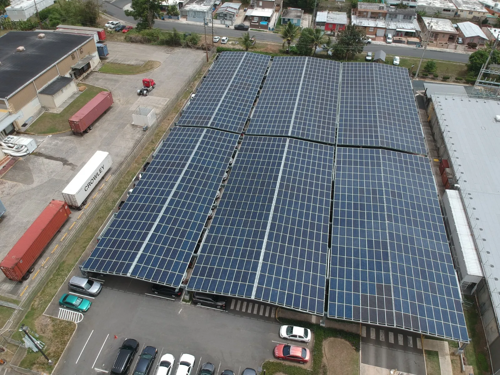 Sistema solar en carport sobre estacionamiento, vista aérea