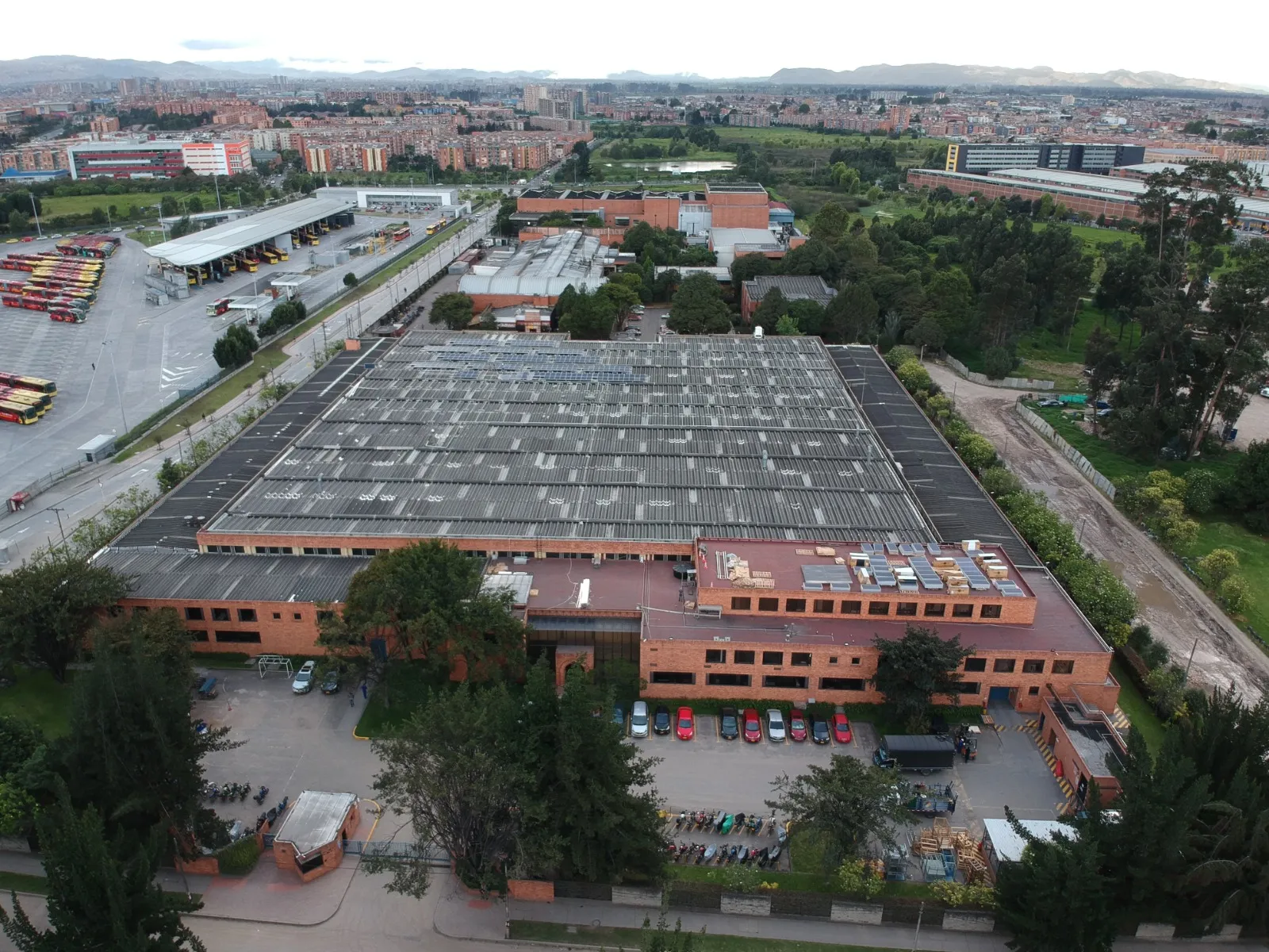 Planta industrial con sistema solar en techo, vista aérea