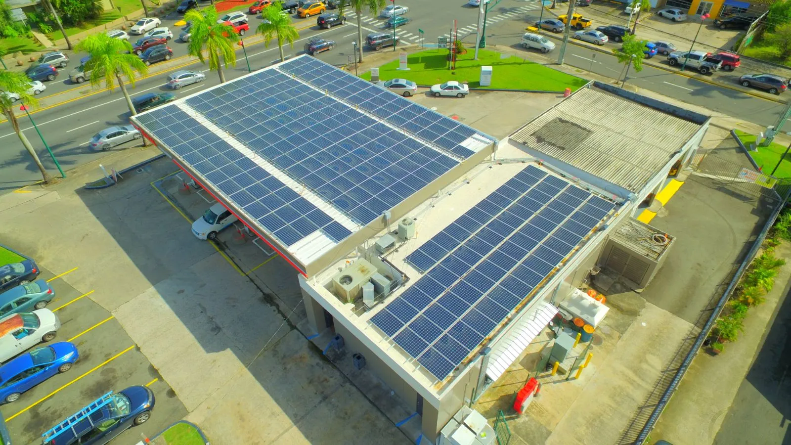 Sistema solar en techo de edificio comercial, vista aérea