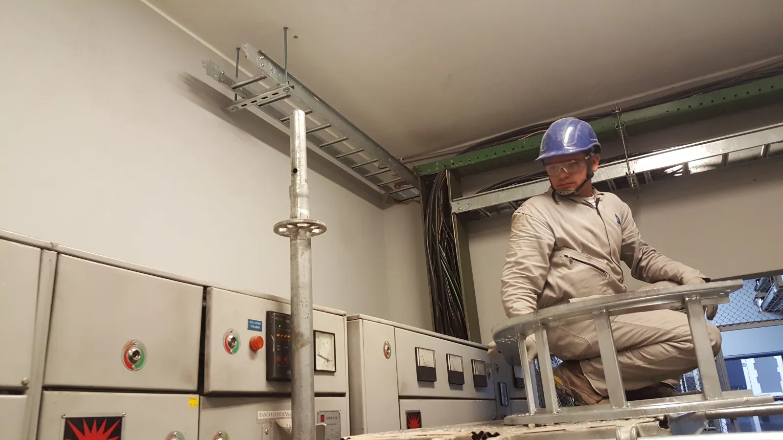 Ingeniero trabajando en un switchboard