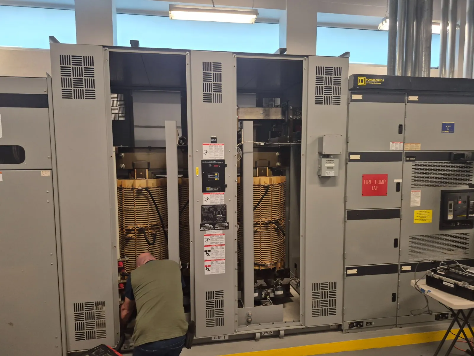 Switchgear abierto durante trabajo eléctrico