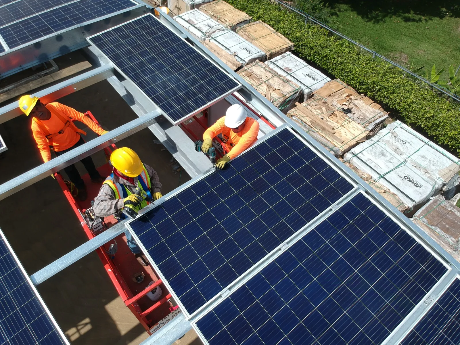 Instalación de módulos solares en techo